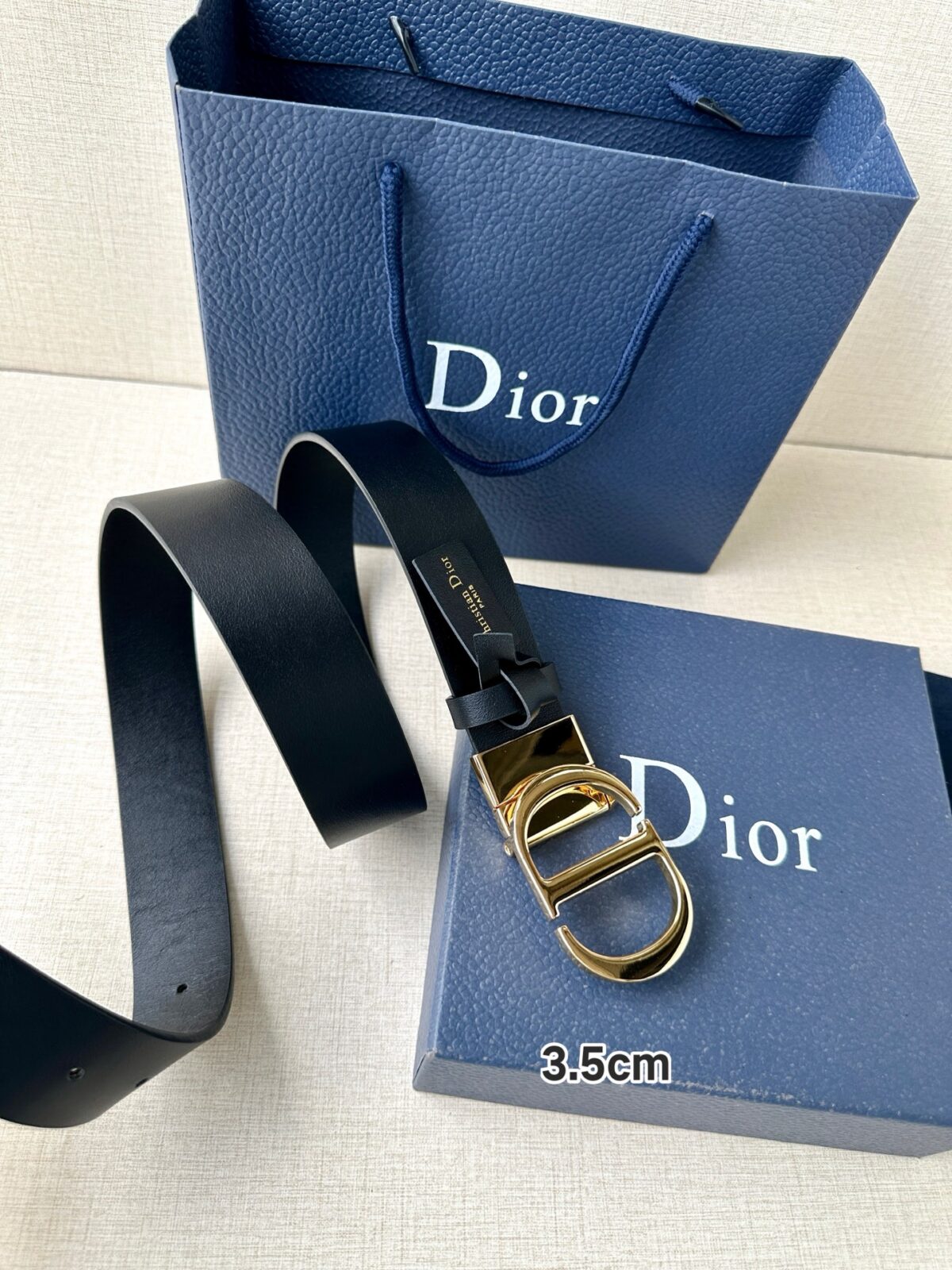 P135 宽度3.5cm 这款 Montaigne腰带从同名手袋汲取灵感，可翻面使用，以双面设计重新诠释经典。采用光滑牛皮革等材质精心制作，黑色牛皮搭配金属覆层金属CD 腰带扣。搭配两个可拆卸的腰带环，可选择与同色调或对比鲜明的时尚风格搭配。款式经典，突显腰部曲线，可与半身裙或连衣裙搭配，彰显优雅气质。 /