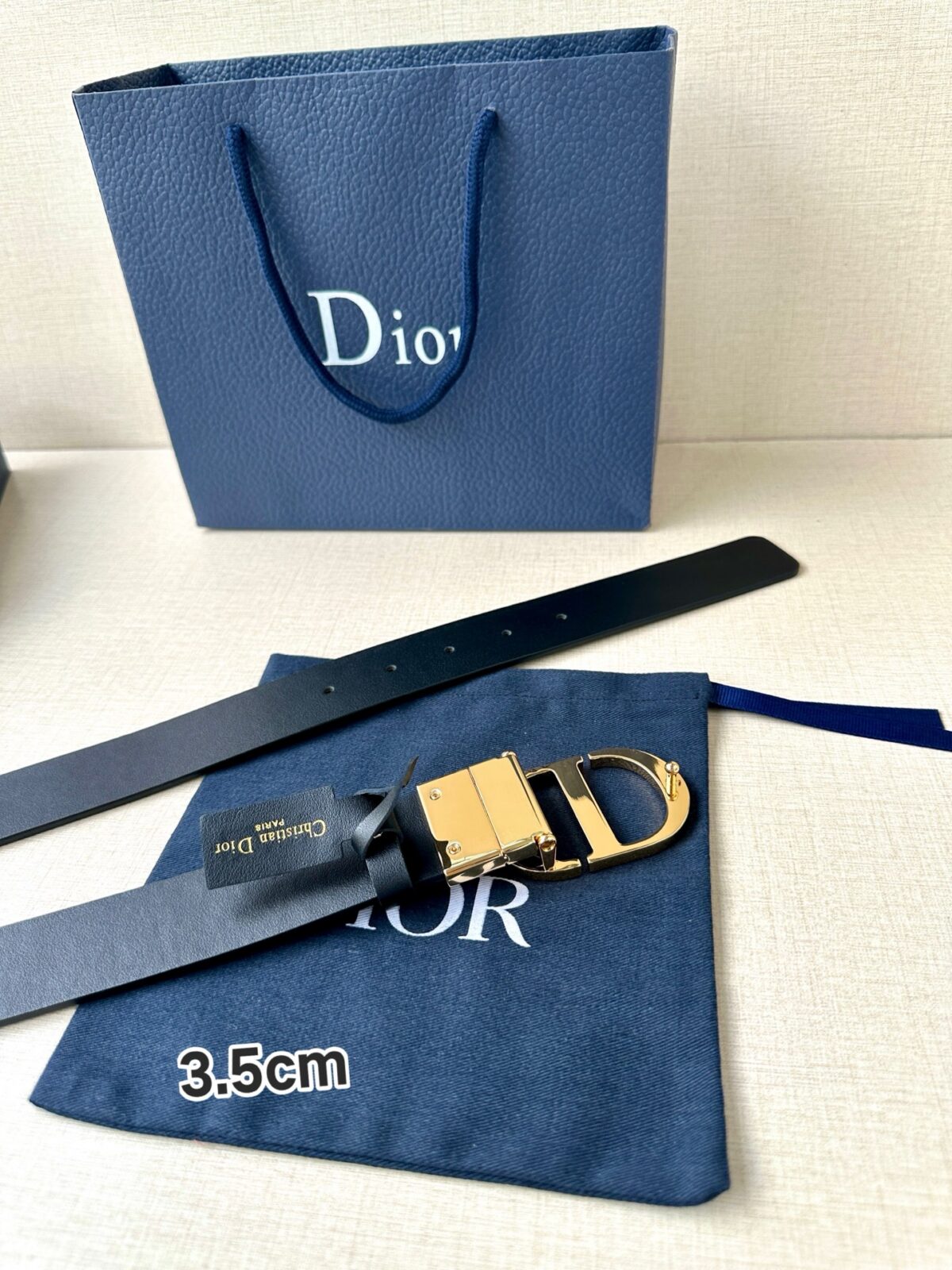 P135 宽度3.5cm 这款 Montaigne腰带从同名手袋汲取灵感，可翻面使用，以双面设计重新诠释经典。采用光滑牛皮革等材质精心制作，黑色牛皮搭配金属覆层金属CD 腰带扣。搭配两个可拆卸的腰带环，可选择与同色调或对比鲜明的时尚风格搭配。款式经典，突显腰部曲线，可与半身裙或连衣裙搭配，彰显优雅气质。 /