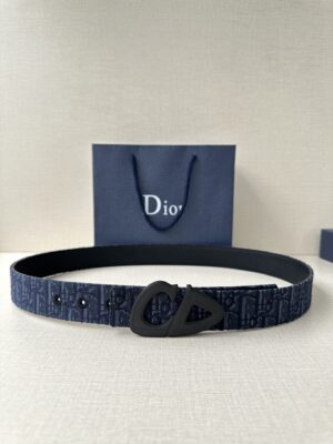 P135 宽度3.5cm 这款 Montaigne腰带从同名手袋汲取灵感，可翻面使用，以双面设计重新诠释经典。采用光滑牛皮革等材质精心制作，黑色牛皮搭配金属覆层金属CD 腰带扣。搭配两个可拆卸的腰带环，可选择与同色调或对比鲜明的时尚风格搭配。款式经典，突显腰部曲线，可与半身裙或连衣裙搭配，彰显优雅气质。 /