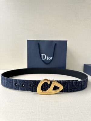 Dior 这款砂黑 金 白 枪多色饰面 不锈钢腰带扣是春季男装系列新品，展示 CD30 标志，灵感源自 B30 运动鞋。可与各式 35 毫米腰带搭配，提升格调，彰显时尚风范。 /
