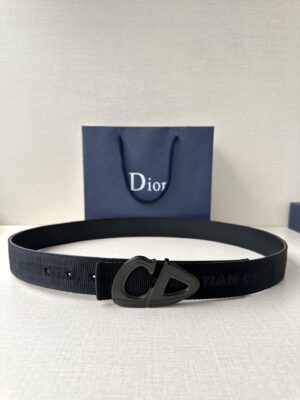 Dior 这款砂黑 金 白 枪多色饰面 不锈钢腰带扣是春季男装系列新品，展示 CD30 标志，灵感源自 B30 运动鞋。可与各式 35 毫米腰带搭配，提升格调，彰显时尚风范。 /