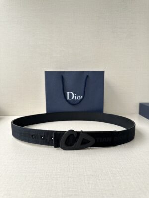 Dior 这款砂黑 金 白 枪多色饰面 不锈钢腰带扣是春季男装系列新品，展示 CD30 标志，灵感源自 B30 运动鞋。可与各式 35 毫米腰带搭配，提升格调，彰显时尚风范。 /