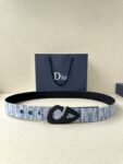 Dior 这款砂黑 金 白 枪多色饰面 不锈钢腰带扣是春季男装系列新品，展示 CD30 标志，灵感源自 B30 运动鞋。可与各式 35 毫米腰带搭配，提升格调，彰显时尚风范。 /