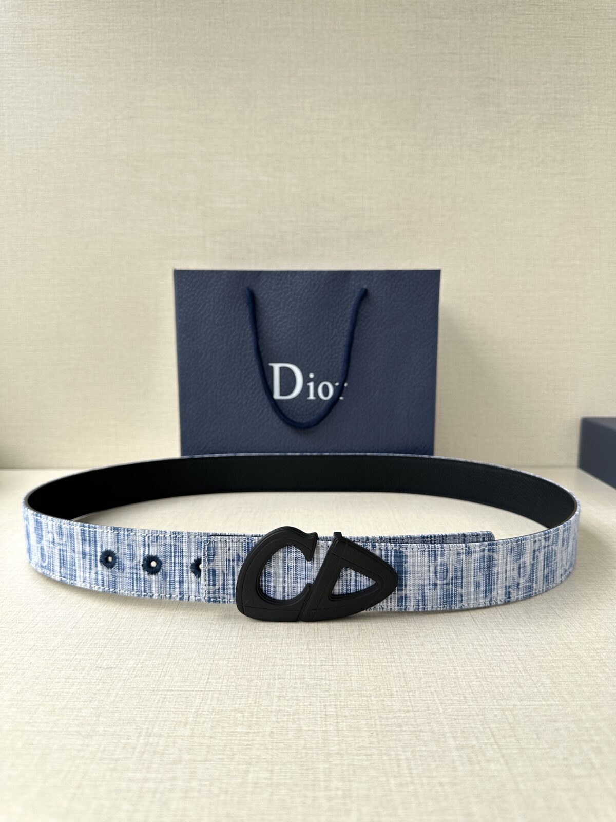 Dior 这款砂黑 金 白 枪多色饰面 不锈钢腰带扣是春季男装系列新品，展示 CD30 标志，灵感源自 B30 运动鞋。可与各式 35 毫米腰带搭配，提升格调，彰显时尚风范。 /