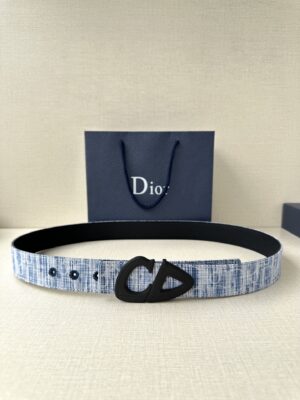 Dior 这款砂黑 金 白 枪多色饰面 不锈钢腰带扣是春季男装系列新品，展示 CD30 标志，灵感源自 B30 运动鞋。可与各式 35 毫米腰带搭配，提升格调，彰显时尚风范。 /