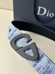 Dior 这款砂黑 金 白 枪多色饰面 不锈钢腰带扣是春季男装系列新品，展示 CD30 标志，灵感源自 B30 运动鞋。可与各式 35 毫米腰带搭配，提升格调，彰显时尚风范。 /
