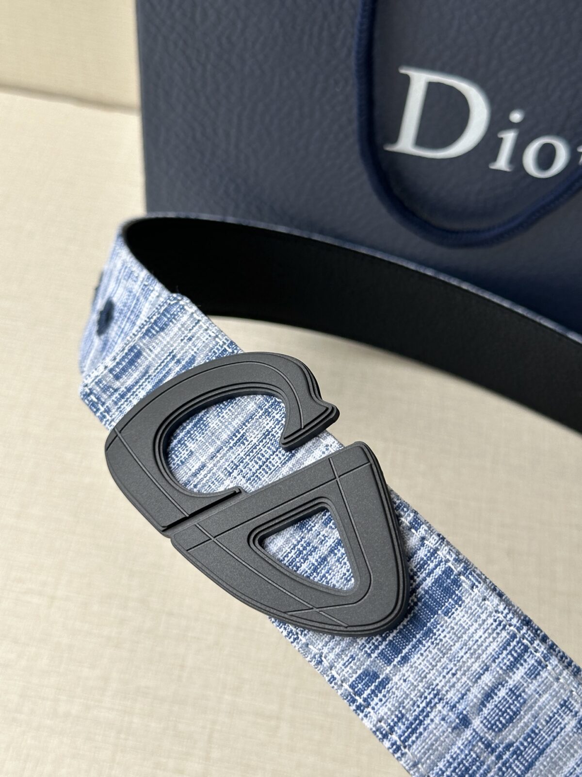 Dior 这款砂黑 金 白 枪多色饰面 不锈钢腰带扣是春季男装系列新品，展示 CD30 标志，灵感源自 B30 运动鞋。可与各式 35 毫米腰带搭配，提升格调，彰显时尚风范。 /