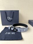 Dior 这款砂黑 金 白 枪多色饰面 不锈钢腰带扣是春季男装系列新品，展示 CD30 标志，灵感源自 B30 运动鞋。可与各式 35 毫米腰带搭配，提升格调，彰显时尚风范。 /