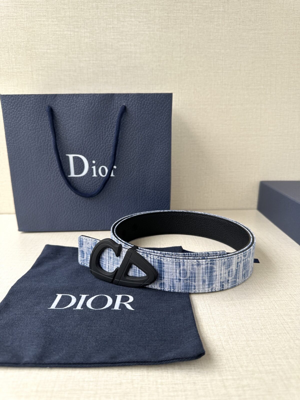 Dior 这款砂黑 金 白 枪多色饰面 不锈钢腰带扣是春季男装系列新品，展示 CD30 标志，灵感源自 B30 运动鞋。可与各式 35 毫米腰带搭配，提升格调，彰显时尚风范。 /