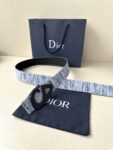 Dior 这款砂黑 金 白 枪多色饰面 不锈钢腰带扣是春季男装系列新品，展示 CD30 标志，灵感源自 B30 运动鞋。可与各式 35 毫米腰带搭配，提升格调，彰显时尚风范。 /