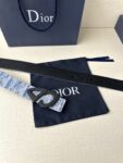 Dior 这款砂黑 金 白 枪多色饰面 不锈钢腰带扣是春季男装系列新品，展示 CD30 标志，灵感源自 B30 运动鞋。可与各式 35 毫米腰带搭配，提升格调，彰显时尚风范。 /