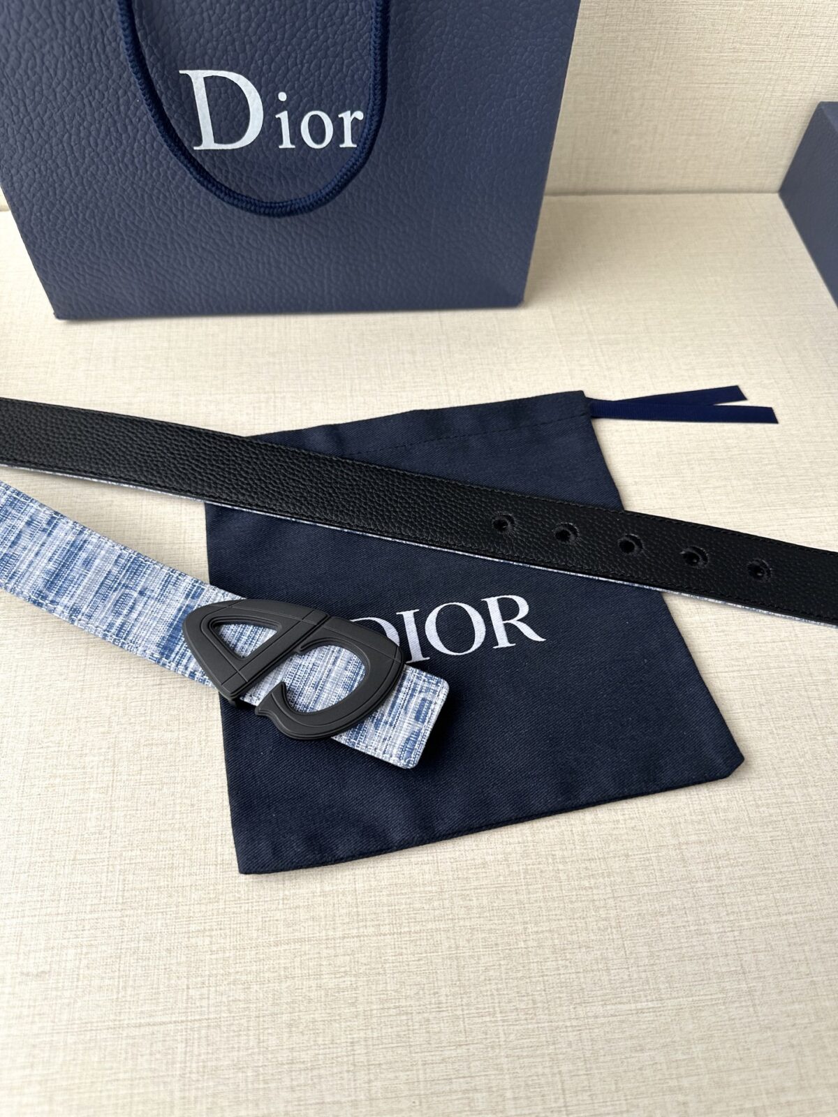 Dior 这款砂黑 金 白 枪多色饰面 不锈钢腰带扣是春季男装系列新品，展示 CD30 标志，灵感源自 B30 运动鞋。可与各式 35 毫米腰带搭配，提升格调，彰显时尚风范。 /