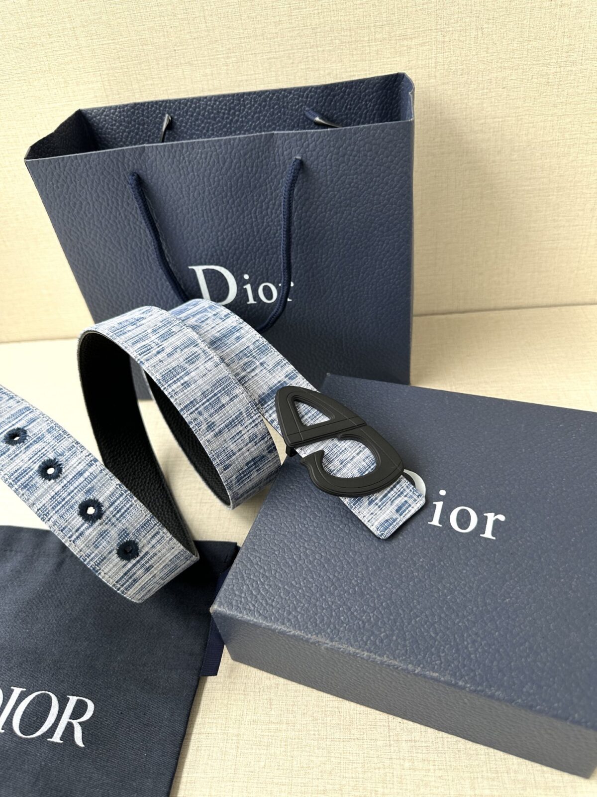 Dior 这款砂黑 金 白 枪多色饰面 不锈钢腰带扣是春季男装系列新品，展示 CD30 标志，灵感源自 B30 运动鞋。可与各式 35 毫米腰带搭配，提升格调，彰显时尚风范。 /