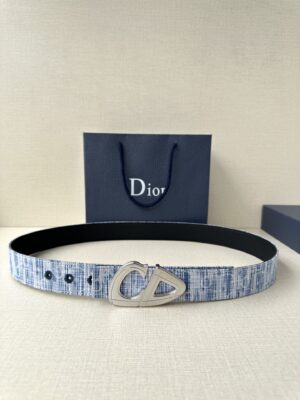 Dior 这款砂黑 金 白 枪多色饰面 不锈钢腰带扣是春季男装系列新品，展示 CD30 标志，灵感源自 B30 运动鞋。可与各式 35 毫米腰带搭配，提升格调，彰显时尚风范。 /