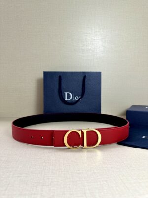 Dior 这款双面腰带结合典雅气质与摩登风范。双面均采用粒面牛皮革精心制作，一面为黑色，另一面为中国红、可搭配各式 35 毫米腰带扣，更添精致，打造富有个性特色的配饰，时尚百搭。 /