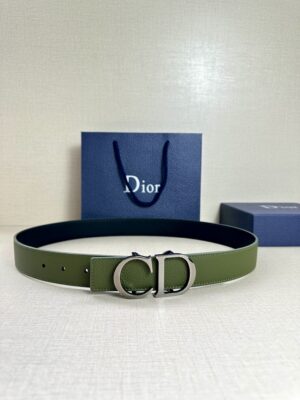 Dior 这款双面腰带结合典雅气质与摩登风范。双面均采用粒面牛皮革精心制作，一面为黑色，另一面为橄榄绿色、可搭配各式 35 毫米腰带扣，更添精致，打造富有个性特色的配饰，时尚百搭。 /
