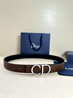 Dior 这款双面腰带结合典雅气质与摩登风范。双面均采用粒面牛皮革精心制作，一面为黑色，另一面为橄榄绿色、可搭配各式 35 毫米腰带扣，更添精致，打造富有个性特色的配饰，时尚百搭。 /