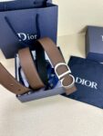 Dior 这款双面腰带结合典雅气质与摩登风范。双面均采用粒面牛皮革精心制作，一面为黑色，另一面为橄榄绿色、可搭配各式 35 毫米腰带扣，更添精致，打造富有个性特色的配饰，时尚百搭。 /