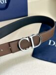 Dior 这款双面腰带结合典雅气质与摩登风范。双面均采用粒面牛皮革精心制作，一面为黑色，另一面为橄榄绿色、可搭配各式 35 毫米腰带扣，更添精致，打造富有个性特色的配饰，时尚百搭。 /