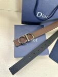 Dior 这款双面腰带结合典雅气质与摩登风范。双面均采用粒面牛皮革精心制作，一面为黑色，另一面为橄榄绿色、可搭配各式 35 毫米腰带扣，更添精致，打造富有个性特色的配饰，时尚百搭。 /