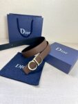 Dior 这款双面腰带结合典雅气质与摩登风范。双面均采用粒面牛皮革精心制作，一面为黑色，另一面为橄榄绿色、可搭配各式 35 毫米腰带扣，更添精致，打造富有个性特色的配饰，时尚百搭。 /