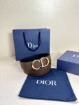 Dior 这款双面腰带结合典雅气质与摩登风范。双面均采用粒面牛皮革精心制作，一面为黑色，另一面为橄榄绿色、可搭配各式 35 毫米腰带扣，更添精致，打造富有个性特色的配饰，时尚百搭。 /