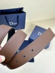 Dior 这款双面腰带结合典雅气质与摩登风范。双面均采用粒面牛皮革精心制作，一面为黑色，另一面为橄榄绿色、可搭配各式 35 毫米腰带扣，更添精致，打造富有个性特色的配饰，时尚百搭。 /