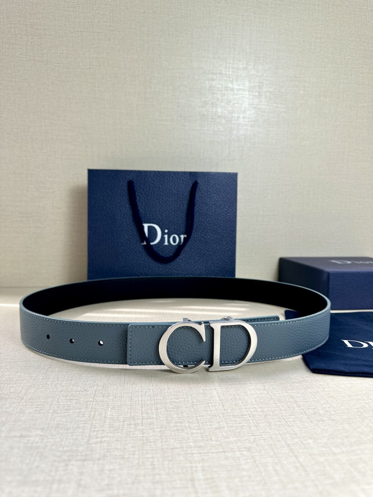 Dior 这款双面腰带结合典雅气质与摩登风范。双面均采用粒面牛皮革精心制作，一面为黑色，另一面为咖棕色、可搭配各式 35 毫米腰带扣，更添精致，打造富有个性特色的配饰，时尚百搭。 /