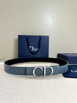 Dior 这款双面腰带结合典雅气质与摩登风范。双面均采用粒面牛皮革精心制作，一面为黑色，另一面为咖棕色、可搭配各式 35 毫米腰带扣，更添精致，打造富有个性特色的配饰，时尚百搭。 /