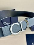 Dior 这款双面腰带结合典雅气质与摩登风范。双面均采用粒面牛皮革精心制作，一面为黑色，另一面为咖棕色、可搭配各式 35 毫米腰带扣，更添精致，打造富有个性特色的配饰，时尚百搭。 /