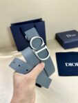 Dior 这款双面腰带结合典雅气质与摩登风范。双面均采用粒面牛皮革精心制作，一面为黑色，另一面为咖棕色、可搭配各式 35 毫米腰带扣，更添精致，打造富有个性特色的配饰，时尚百搭。 /