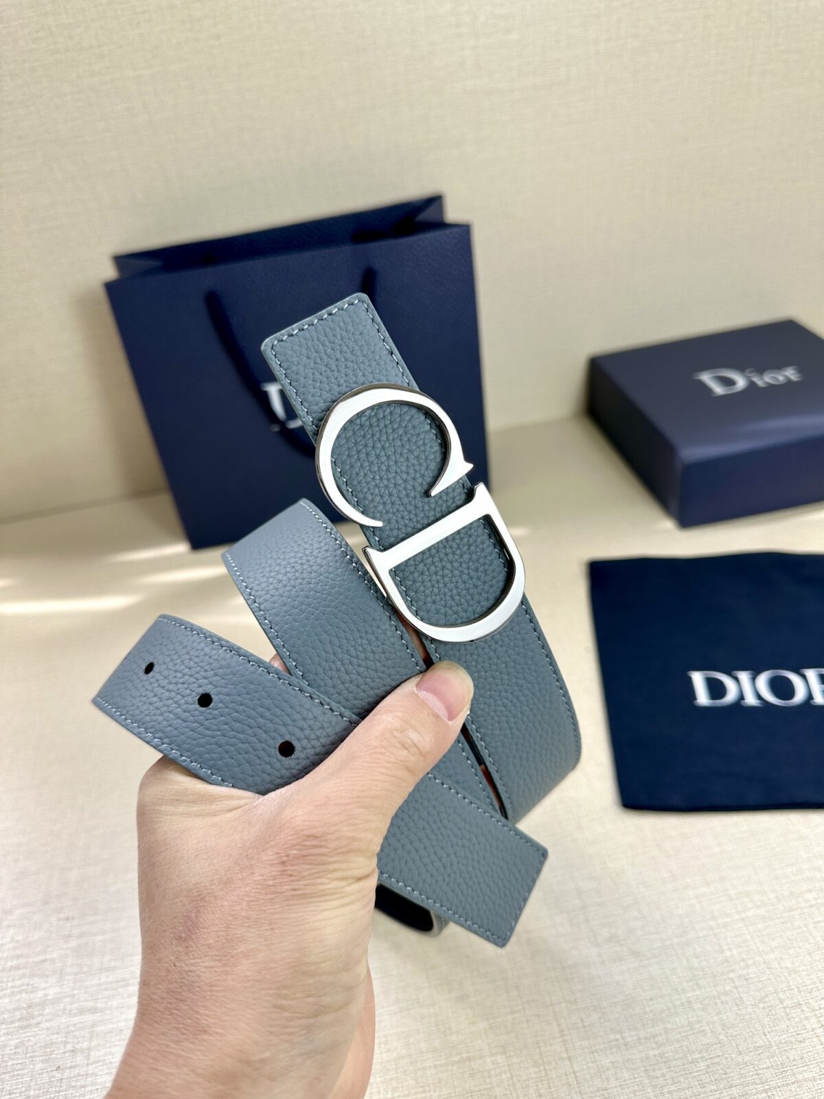 Dior 这款双面腰带结合典雅气质与摩登风范。双面均采用粒面牛皮革精心制作，一面为黑色，另一面为咖棕色、可搭配各式 35 毫米腰带扣，更添精致，打造富有个性特色的配饰，时尚百搭。 /
