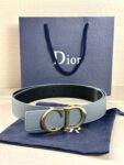 Dior 这款双面腰带结合典雅气质与摩登风范。双面均采用粒面牛皮革精心制作，一面为黑色，另一面为咖棕色、可搭配各式 35 毫米腰带扣，更添精致，打造富有个性特色的配饰，时尚百搭。 /
