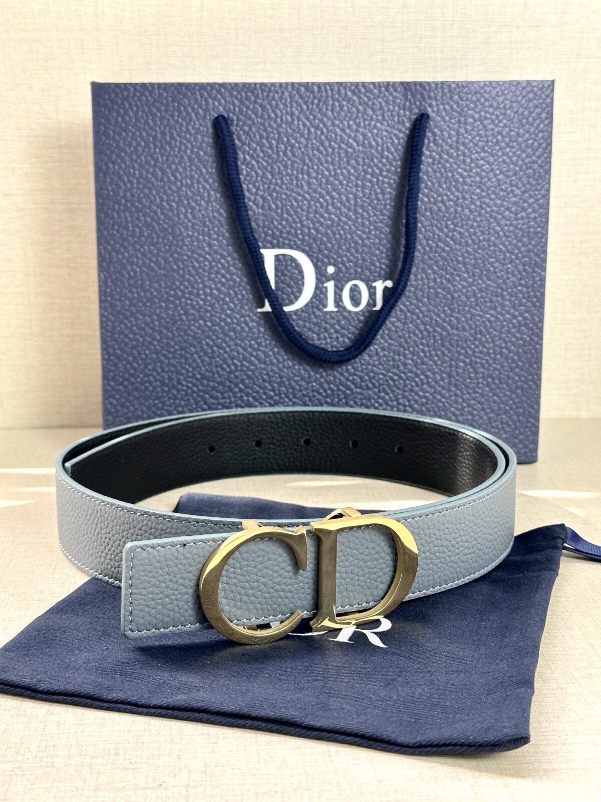 Dior 这款双面腰带结合典雅气质与摩登风范。双面均采用粒面牛皮革精心制作，一面为黑色，另一面为咖棕色、可搭配各式 35 毫米腰带扣，更添精致，打造富有个性特色的配饰，时尚百搭。 /