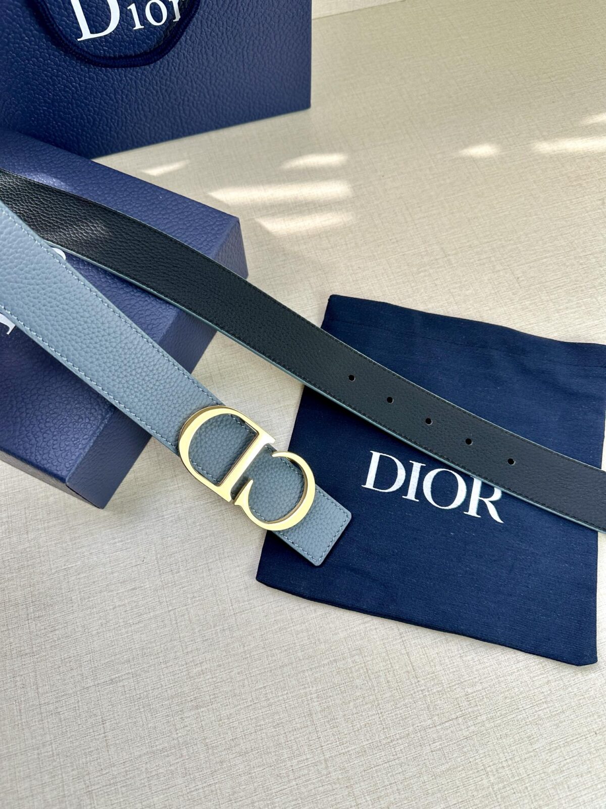 Dior 这款双面腰带结合典雅气质与摩登风范。双面均采用粒面牛皮革精心制作，一面为黑色，另一面为咖棕色、可搭配各式 35 毫米腰带扣，更添精致，打造富有个性特色的配饰，时尚百搭。 /