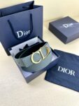 Dior 这款双面腰带结合典雅气质与摩登风范。双面均采用粒面牛皮革精心制作，一面为黑色，另一面为咖棕色、可搭配各式 35 毫米腰带扣，更添精致，打造富有个性特色的配饰，时尚百搭。 /