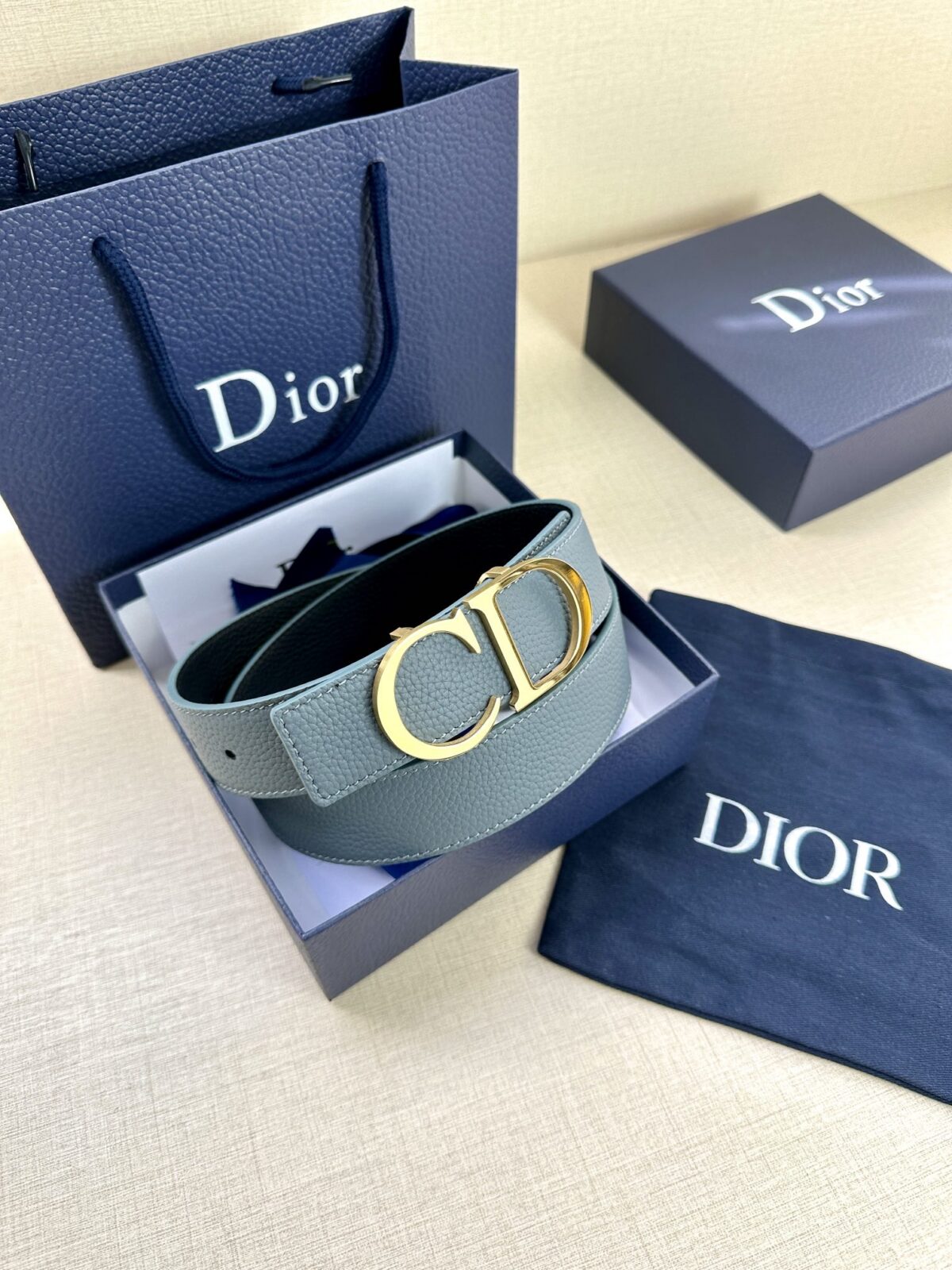 Dior 这款双面腰带结合典雅气质与摩登风范。双面均采用粒面牛皮革精心制作，一面为黑色，另一面为咖棕色、可搭配各式 35 毫米腰带扣，更添精致，打造富有个性特色的配饰，时尚百搭。 /