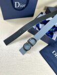 Dior 这款双面腰带结合典雅气质与摩登风范。双面均采用粒面牛皮革精心制作，一面为黑色，另一面为咖棕色、可搭配各式 35 毫米腰带扣，更添精致，打造富有个性特色的配饰，时尚百搭。 /