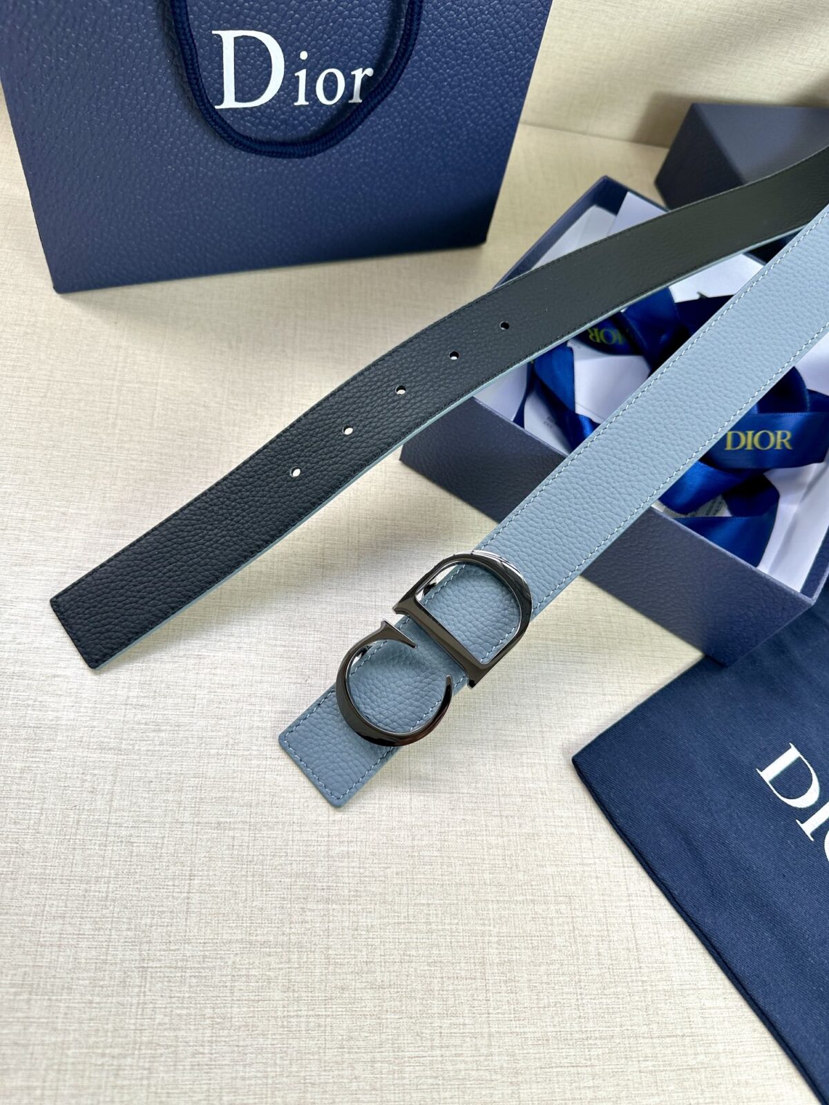Dior 这款双面腰带结合典雅气质与摩登风范。双面均采用粒面牛皮革精心制作，一面为黑色，另一面为咖棕色、可搭配各式 35 毫米腰带扣，更添精致，打造富有个性特色的配饰，时尚百搭。 /