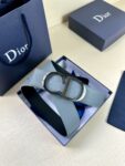Dior 这款双面腰带结合典雅气质与摩登风范。双面均采用粒面牛皮革精心制作，一面为黑色，另一面为咖棕色、可搭配各式 35 毫米腰带扣，更添精致，打造富有个性特色的配饰，时尚百搭。 /