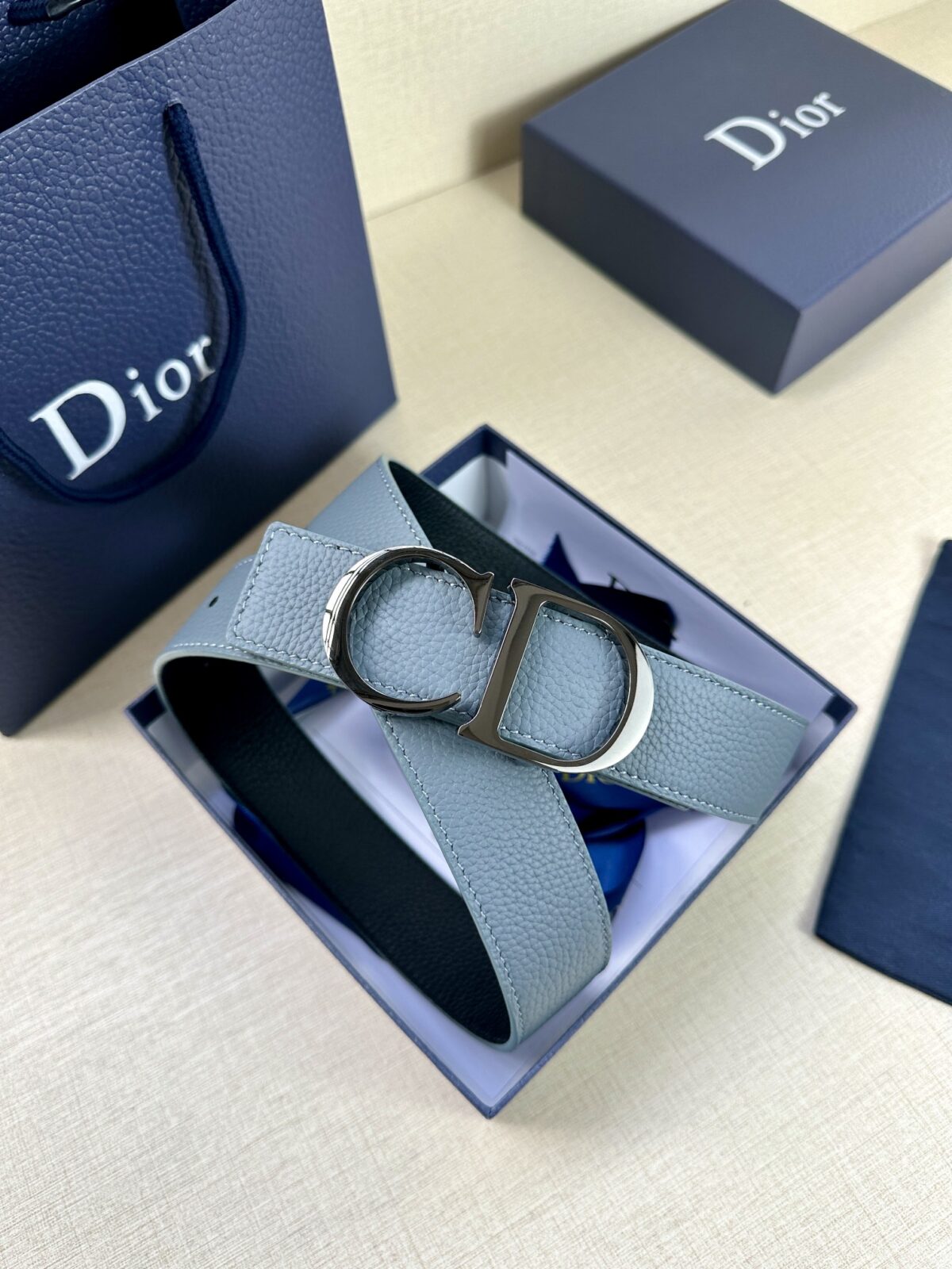 Dior 这款双面腰带结合典雅气质与摩登风范。双面均采用粒面牛皮革精心制作，一面为黑色，另一面为咖棕色、可搭配各式 35 毫米腰带扣，更添精致，打造富有个性特色的配饰，时尚百搭。 /