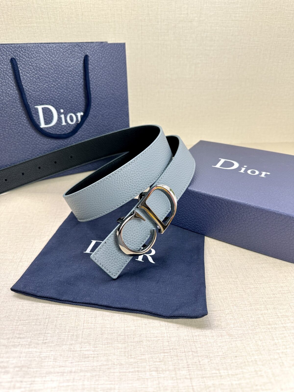 Dior 这款双面腰带结合典雅气质与摩登风范。双面均采用粒面牛皮革精心制作，一面为黑色，另一面为咖棕色、可搭配各式 35 毫米腰带扣，更添精致，打造富有个性特色的配饰，时尚百搭。 /