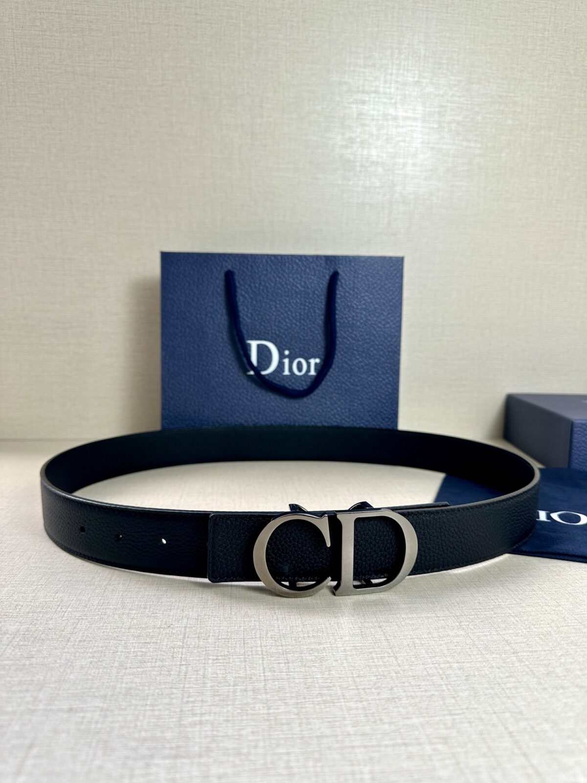 Dior 这款双面腰带结合典雅气质与摩登风范。双面均采用粒面牛皮革精心制作，一面为黑色，另一面为天蓝色、可搭配各式 35 毫米腰带扣，更添精致，打造富有个性特色的配饰，时尚百搭。 /