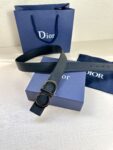 Dior 这款双面腰带结合典雅气质与摩登风范。双面均采用粒面牛皮革精心制作，一面为黑色，另一面为天蓝色、可搭配各式 35 毫米腰带扣，更添精致，打造富有个性特色的配饰，时尚百搭。 /