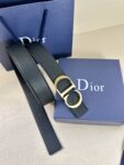 Dior 这款双面腰带结合典雅气质与摩登风范。双面均采用粒面牛皮革精心制作，一面为黑色，另一面为天蓝色、可搭配各式 35 毫米腰带扣，更添精致，打造富有个性特色的配饰，时尚百搭。 /