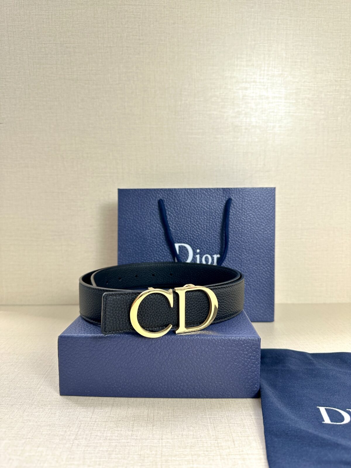 Dior 这款双面腰带结合典雅气质与摩登风范。双面均采用粒面牛皮革精心制作，一面为黑色，另一面为天蓝色、可搭配各式 35 毫米腰带扣，更添精致，打造富有个性特色的配饰，时尚百搭。 /