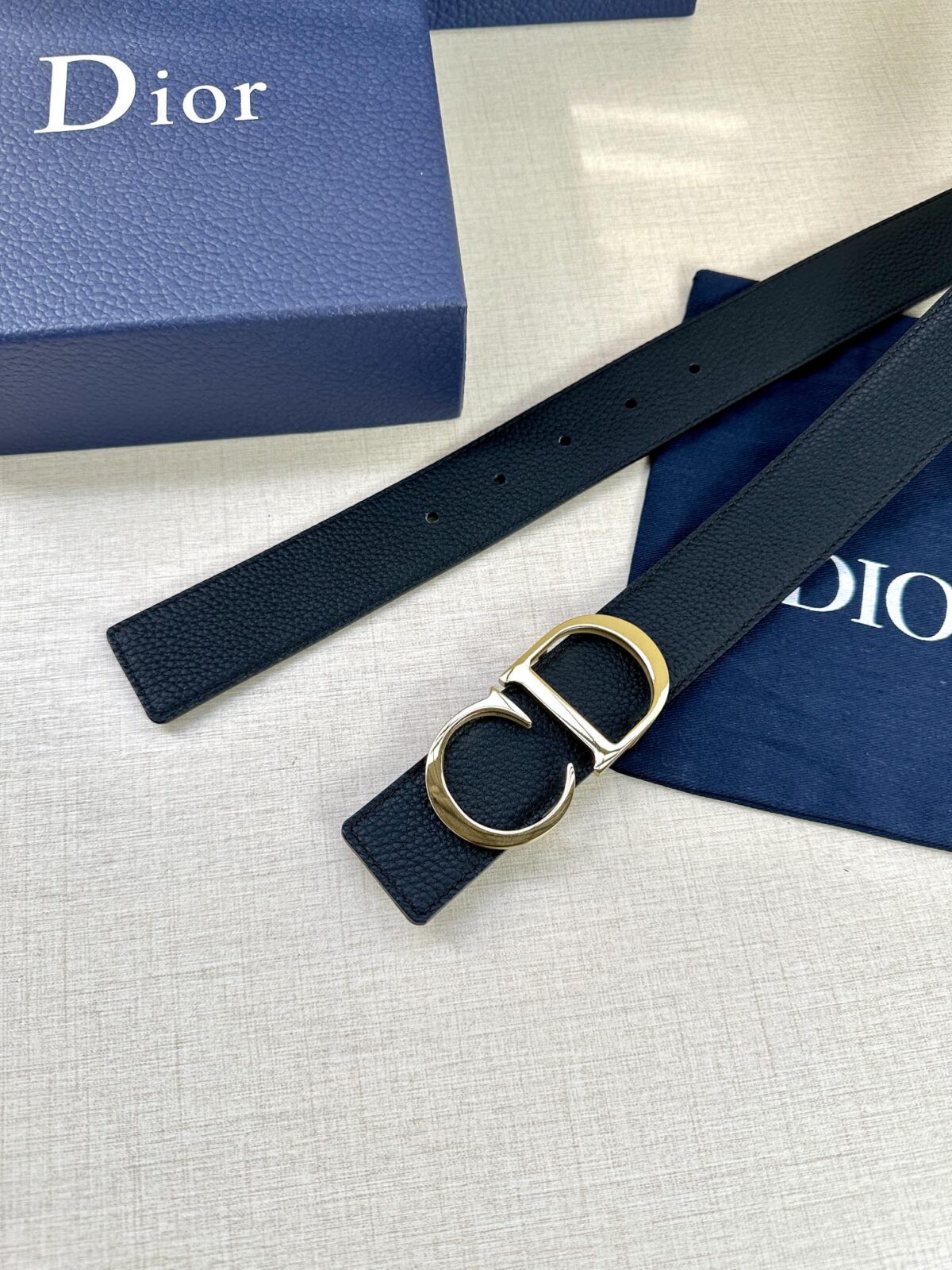 Dior 这款双面腰带结合典雅气质与摩登风范。双面均采用粒面牛皮革精心制作，一面为黑色，另一面为天蓝色、可搭配各式 35 毫米腰带扣，更添精致，打造富有个性特色的配饰，时尚百搭。 /