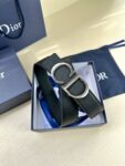 Dior 这款双面腰带结合典雅气质与摩登风范。双面均采用粒面牛皮革精心制作，一面为黑色，另一面为天蓝色、可搭配各式 35 毫米腰带扣，更添精致，打造富有个性特色的配饰，时尚百搭。 /