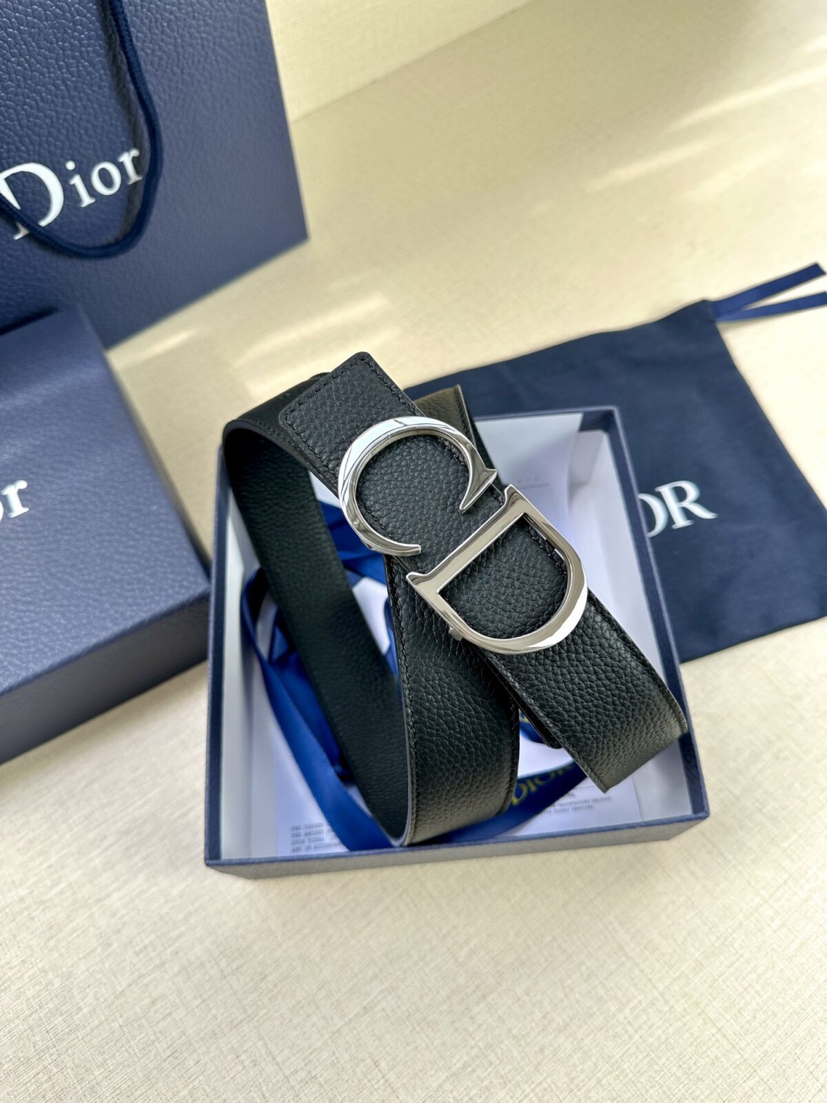 Dior 这款双面腰带结合典雅气质与摩登风范。双面均采用粒面牛皮革精心制作，一面为黑色，另一面为天蓝色、可搭配各式 35 毫米腰带扣，更添精致，打造富有个性特色的配饰，时尚百搭。 /