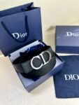 Dior 这款双面腰带结合典雅气质与摩登风范。双面均采用粒面牛皮革精心制作，一面为黑色，另一面为天蓝色、可搭配各式 35 毫米腰带扣，更添精致，打造富有个性特色的配饰，时尚百搭。 /